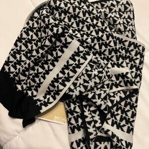 Michael Kors Black/White Knit Scarf